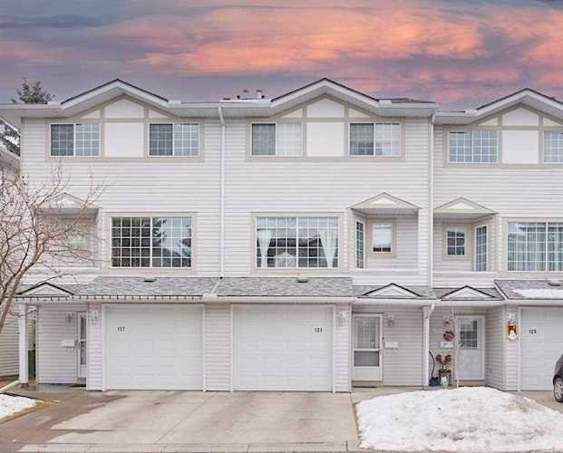 121 Kingsland Ct SW Calgary, AB T2V 0S2