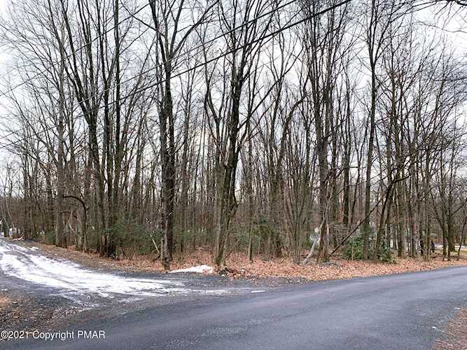 302 Roberts RD Effort, PA 18330