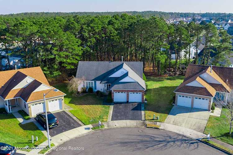 11 Westgate Ct Toms River, NJ 08757
