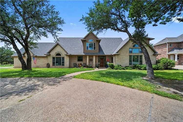 8401 Jonquil Dr Waco, TX 76708