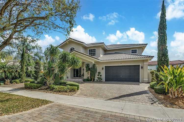 8320 NW 164th St Miami Lakes, FL 33016