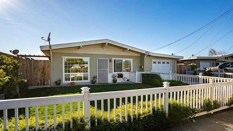 438 Stuart Drive Petaluma, CA 94954