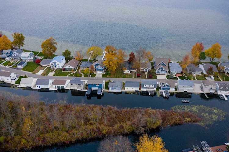 8272 E Highland View Drive Syracuse, IN 46567