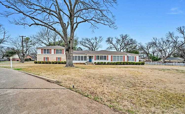 1025 W 8th St Mcgregor, TX 76657