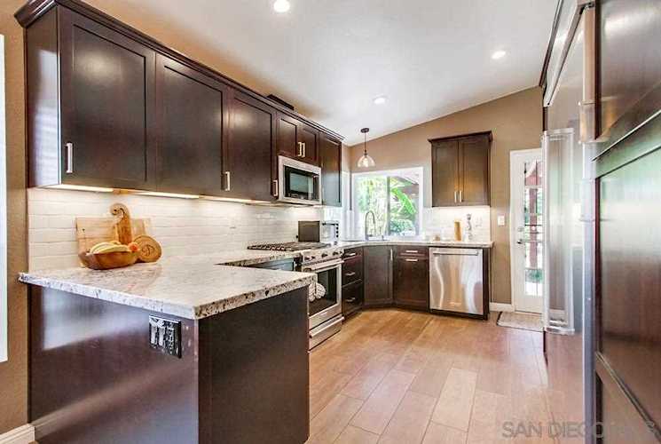 2052 Badger Gln Escondido, CA 92029