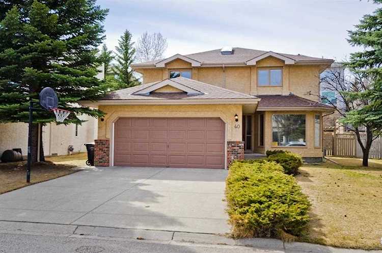 40 Sienna Hills Ct SW Calgary, AB T3H 2W3