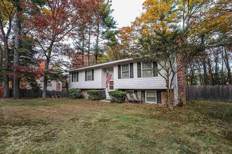 19 Elk Dr Bedford, NH 03110
