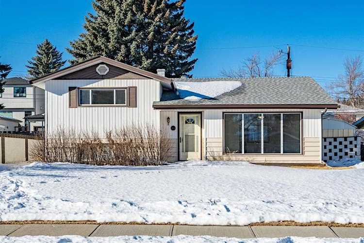 31 Harvard St NW Calgary, AB T2K 2B5