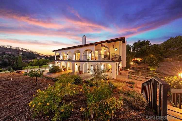 2910 Hill Valley Dr Escondido, CA 92029
