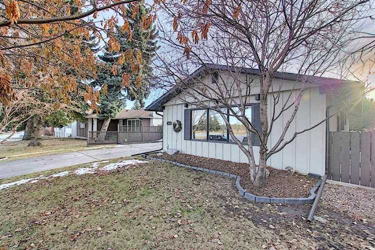 84 Lake Emerald Rd SE Calgary, AB T2J 2J7