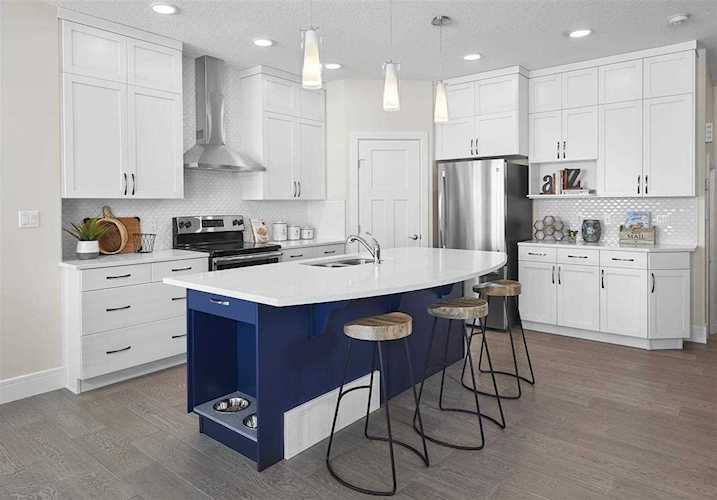 670 Eagleson Crescent Edmonton, AB T6M 0V7