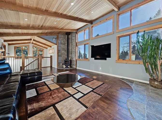 32 Hutton Crescent SW Calgary, AB T2V 3B7