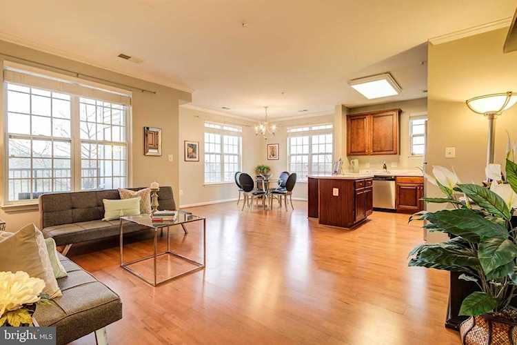 21210 Mcfadden Square #201 Sterling, VA 20165 | MLS ® VALO429222 Photo 1