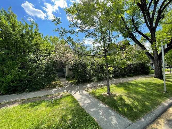 318 12 St NW Calgary, AB T2N 1Y5