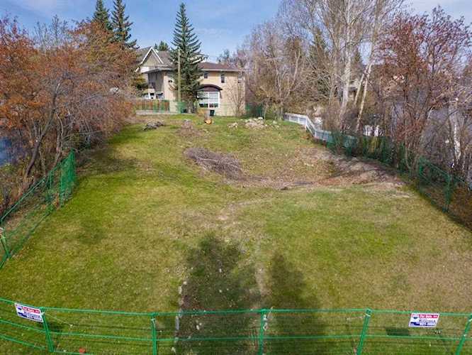 2705 10 St SW Calgary, AB T2T 3H3