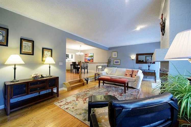 448 Strathcona Dr SW #30 Calgary, AB T3H 1M3