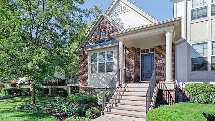 2487 Waterbury Ln Buffalo Grove, IL 60089