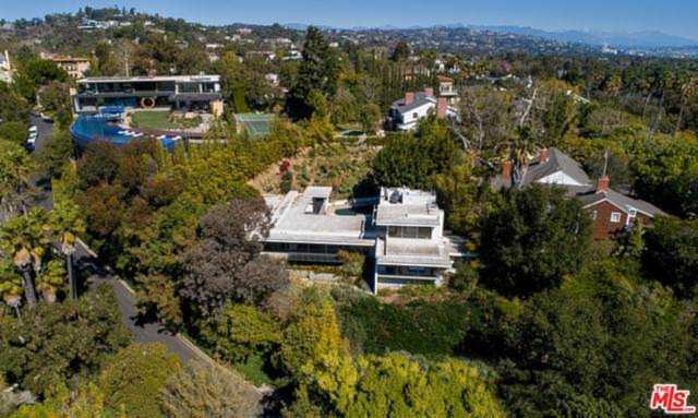 201 N Bentley Circle Los Angeles, CA 90049