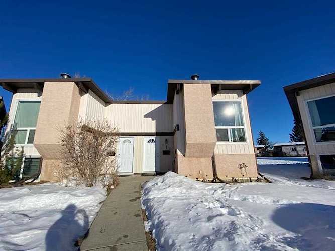 110 Oaktree Close SW Calgary, AB T2V 4E8