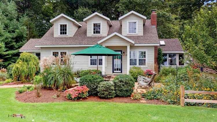 2825 Lakeshore Dr Fennville, MI 49408