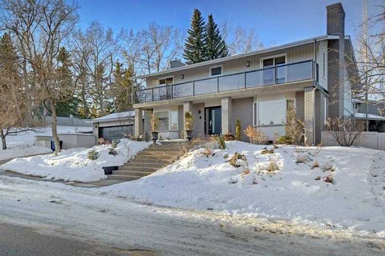 128 Pump Hill Rd SW Calgary, AB T2V 4L8