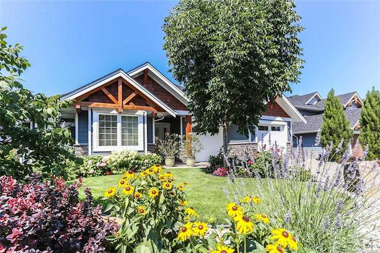 216 Lost Creek Lane Kelowna, BC V1V3B6