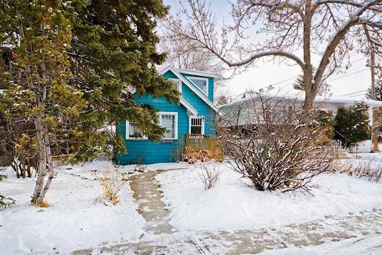 3304 3 St NW Calgary, AB T2K 0Z5