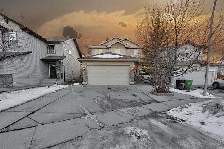 366 Panamount Dr NW Calgary, AB T3K 5M1
