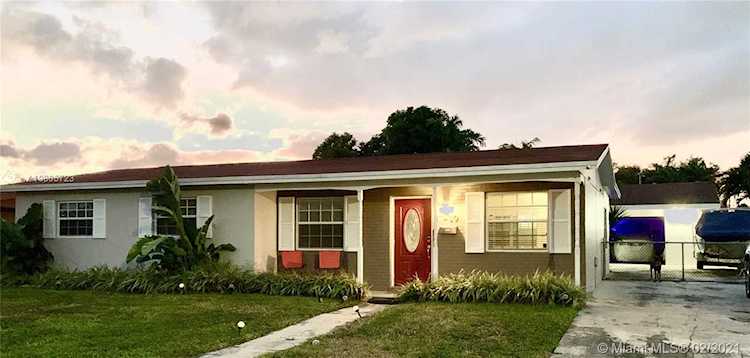 17430 NW 85th Ave Hialeah, FL 33015