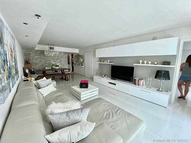 1200 NE Brickell Bay Dr #2209 Miami, FL 33131