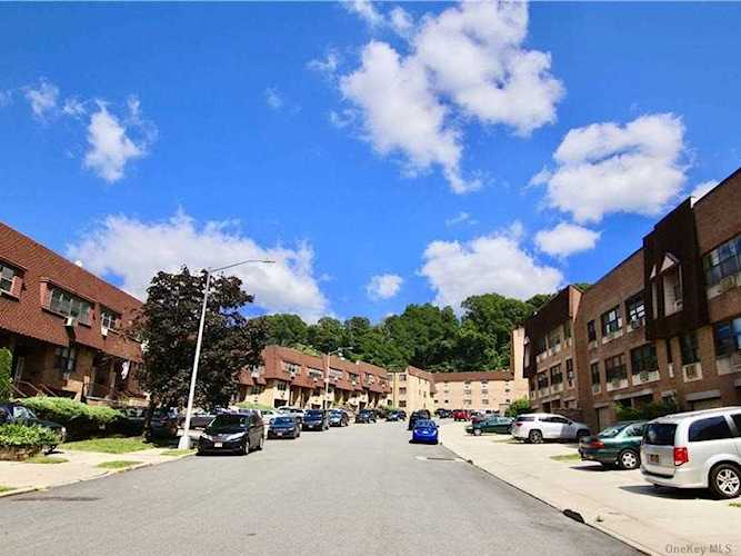 240-04 70 Avenue Douglaston, NY 11362