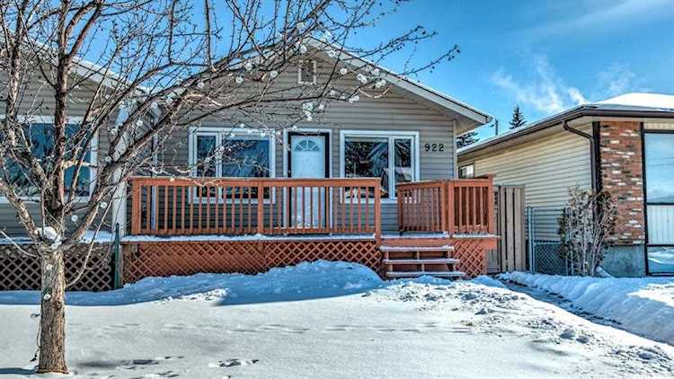 922 40 St SE Calgary, AB T2A 1J6
