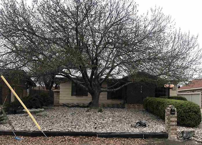 216 W Cantu Del Rio, TX 78840