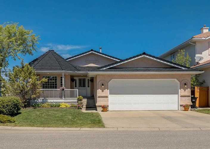 16 Hawkmount Heights NW Calgary, AB T3G 3S4