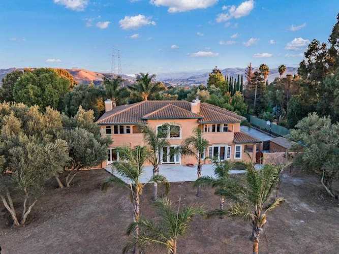 6475 Vineyard Estates Drive Hollister, CA 95023