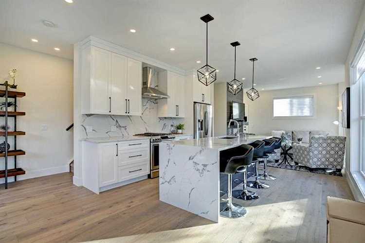 2202 36 St SW Calgary, AB T3E 2Z4