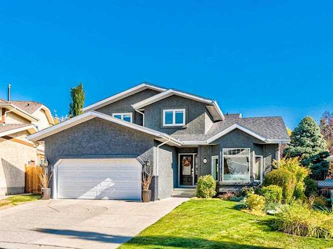 24 Woodford Close SW Calgary, AB T2W 6E1