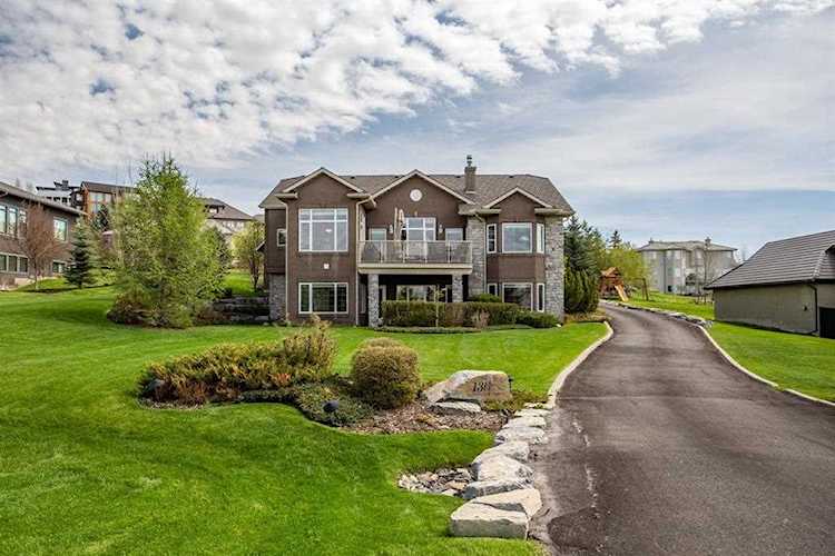 136 Slopeview Dr SW Calgary, AB T3H 4G5