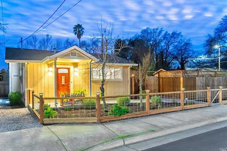 8731 Franklin Street Windsor, CA 95492