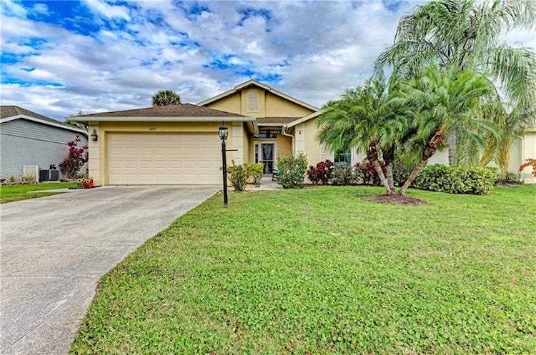 6925 43rd Ct E Sarasota, FL 34243