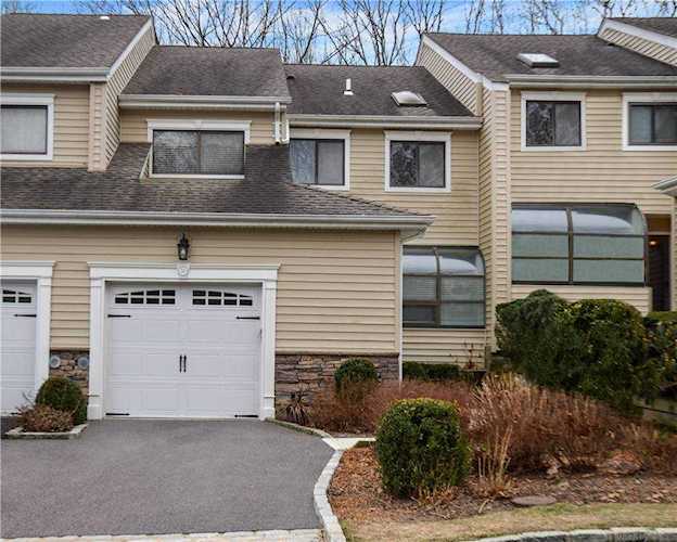 10 Villas Circle Melville, NY 11747