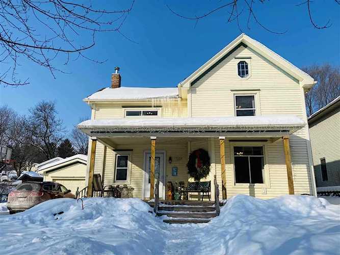 713 5th St New Glarus, WI 53574
