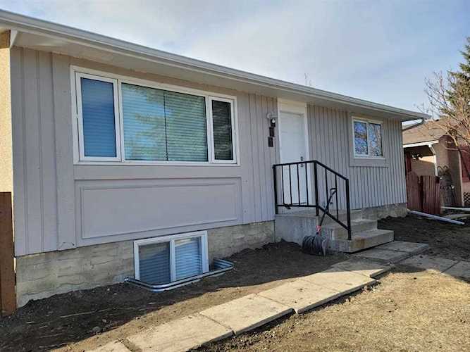 832 Pinecliff Dr NE Calgary, AB T1Y 3W7