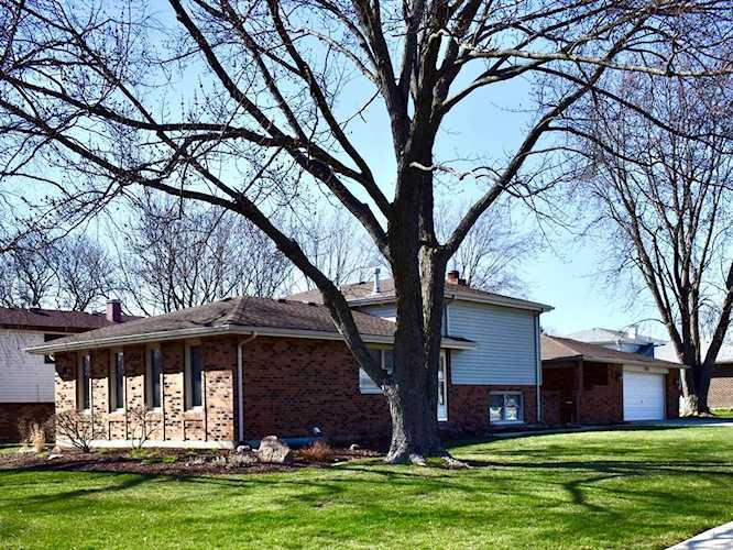 2216 Charmingfare Dr Woodridge, IL 60517