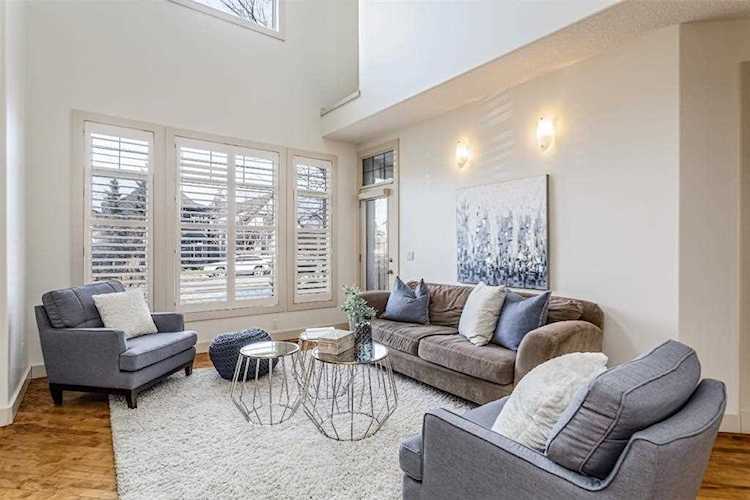 2405 Bowness Rd NW Calgary, AB T2N 3L8