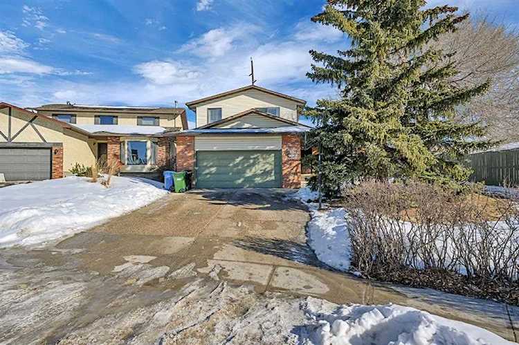 123 Edgewood Dr NW Calgary, AB T3A 2T3