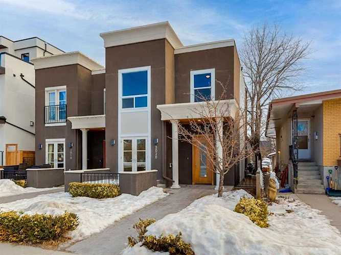 2020 25A St SW Calgary, AB T3E 1Y7