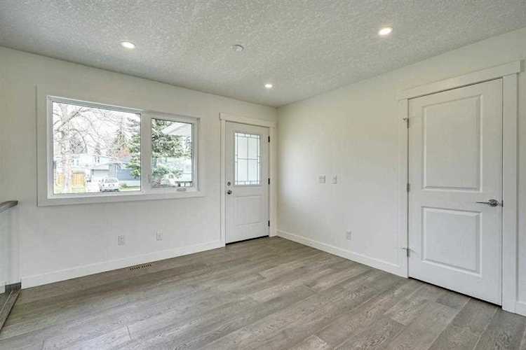 41 Carnarvon Way NW Calgary, AB T2K 1W5