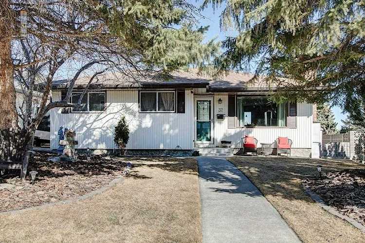 32 Hunterquay Place NW Calgary, AB T2K 4T7