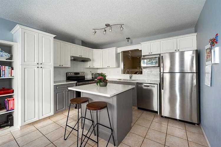 92 Holmwood Ave NW Calgary, AB T2K 6K7